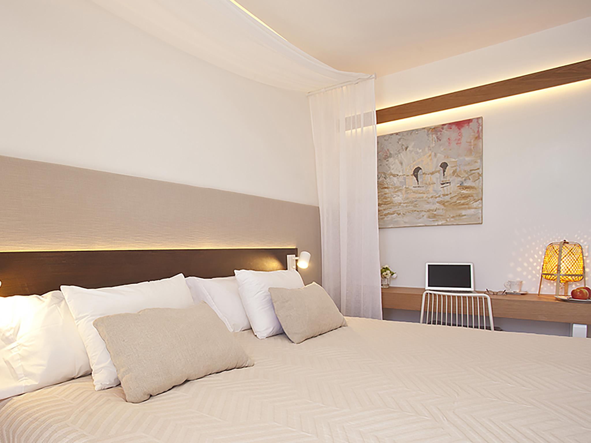 Ynaira & Hotel Ariany