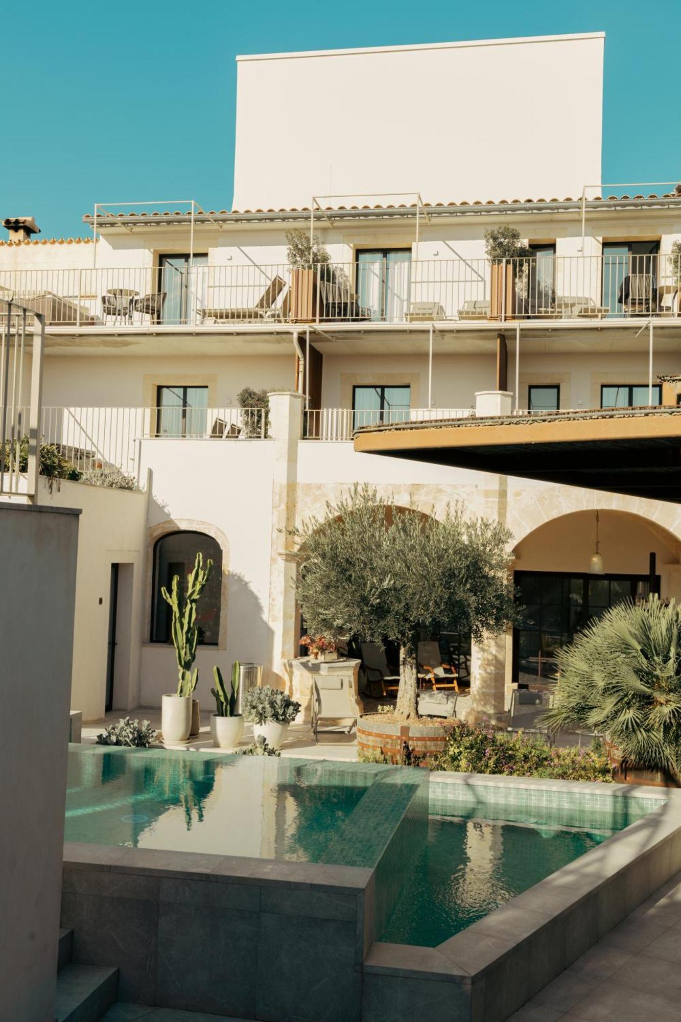 Ynaira & Hotel 4*